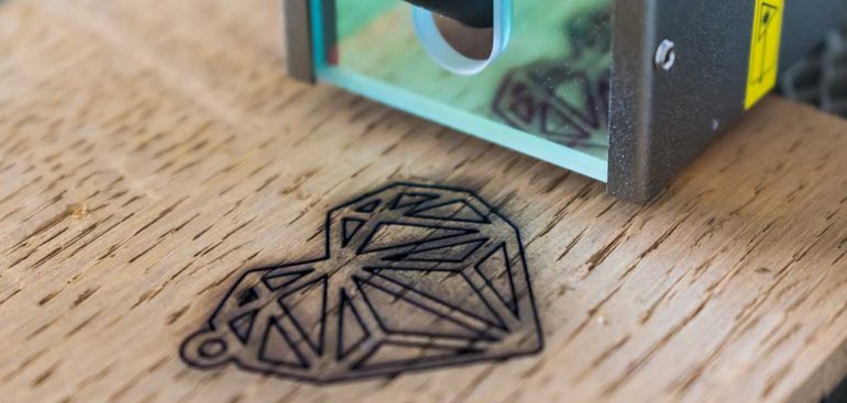 Engraving and cutting laser, example of a heart on a wooden support